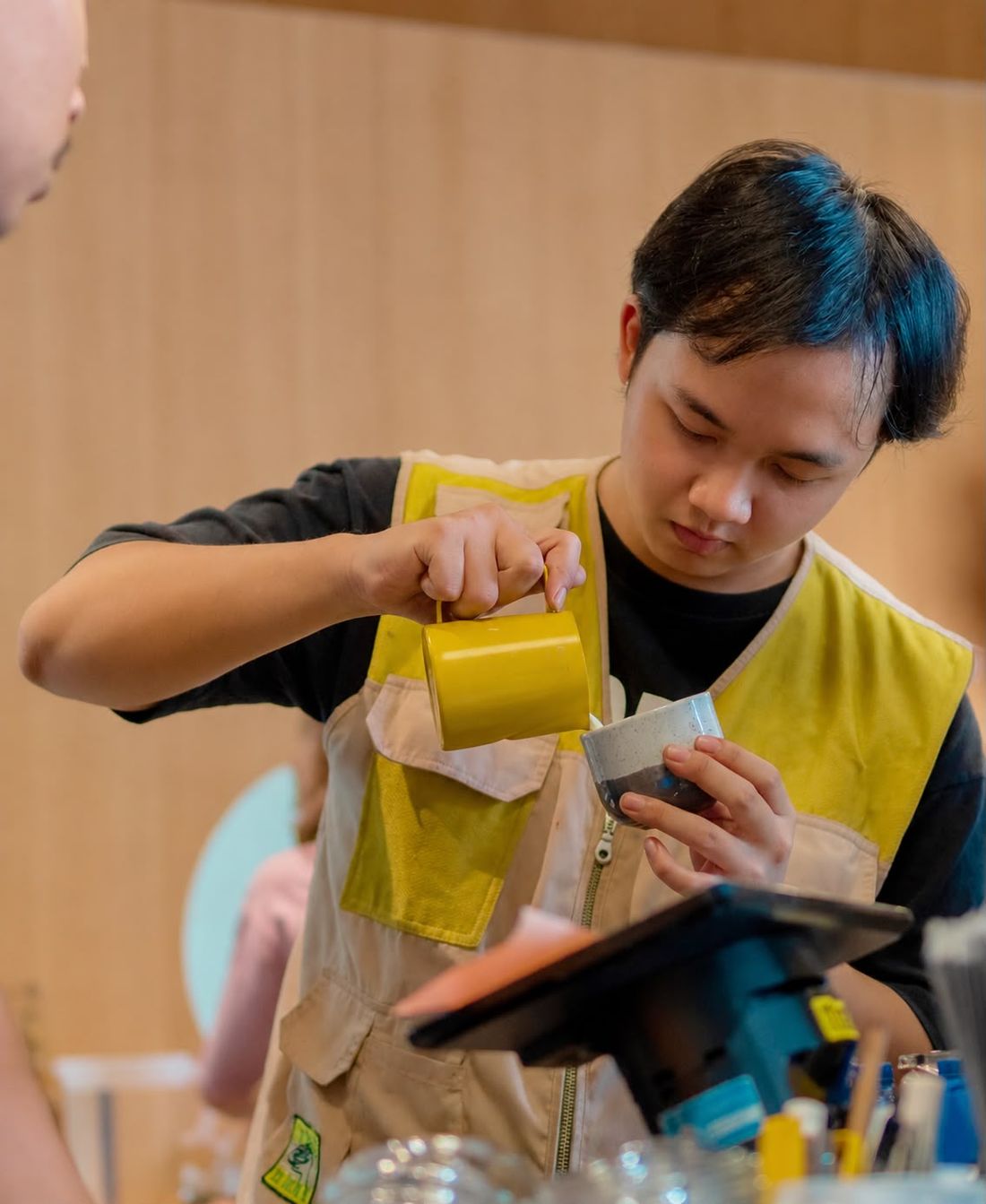 Barista ManA meracik kopi